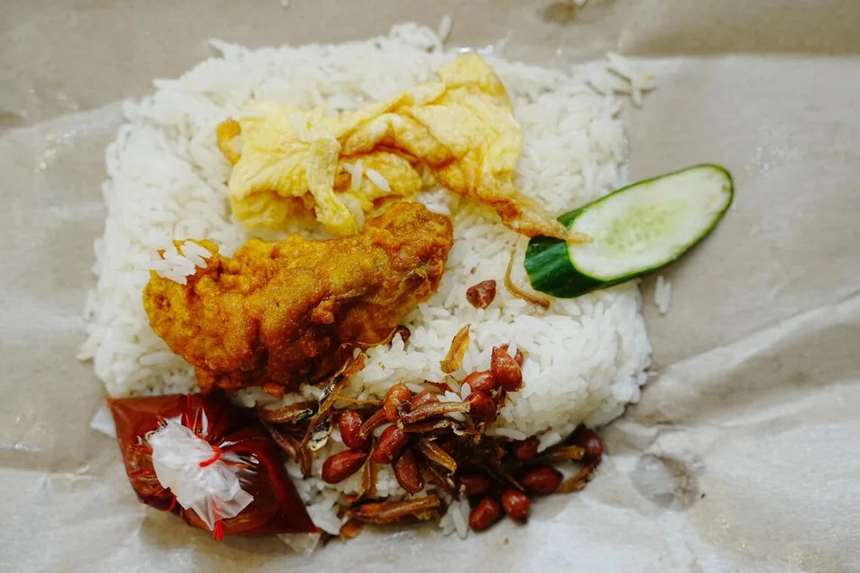 Nasi lemak dijual gerai ‘Indonesian Selera Corner’ lengkap dengan nasi, sambal, telur, ikan bilis, kacang,  timun dan kepak ayam goreng. Ada juga versi ikan selar kuning yang menggantikan kepak ayam.