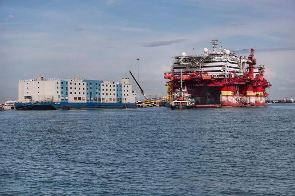 Setiap kemudahan penginapan terapung boleh memuatkan beberapa ratus orang. 