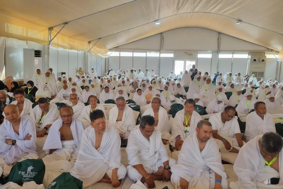 SUASANA DALAM KHEMAH: Sebahagian jemaah duduk teratur dalam khemah di Arafah