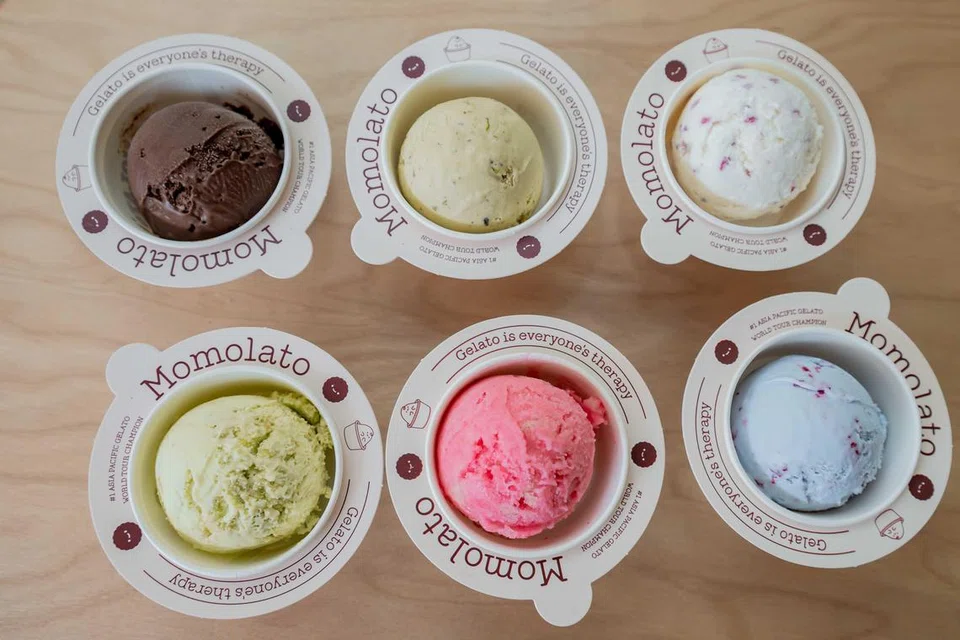 PELBAGAI PILIHAN: Momolato menawarkan pelbagai perisa ‘gelato’ antaranya (dari atas, kiri, ikut putaran jam) ‘Triple Dark Chocolate’, ‘Sea Salt Sicilian Pistachio’, ‘Korean Strawberry Cheesecake’, ‘Blue Pea White Chocolate Raspberry’, ‘Hibiscus Apple’ dan ‘Onde-Onde’. 