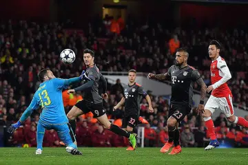 GOL LAGI: Tunggak midfield Bayern, Arturo Vidal (dua dari kanan), menyumbatkan gol kedua pasukannya apabila bola percubaannya berjaya memperdayakan penjaga gawang Arsenal, David Ospina (kiri). - Foto AFP
