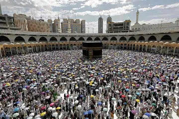 TAWAF TERAKHIR: Jemaah dari serata dunia melakukan tawaf dan mengelilingi Kabah buat kali terakhir selepas melengkapkan ibadah haji pada 13 Ogos lalu. Ramai boleh dilihat menggunakan payung untuk berteduh dari terik matahari. Kumpulan jemaah Singapura yang terakhir dijadual pulang Sabtu ini. - Foto AFP