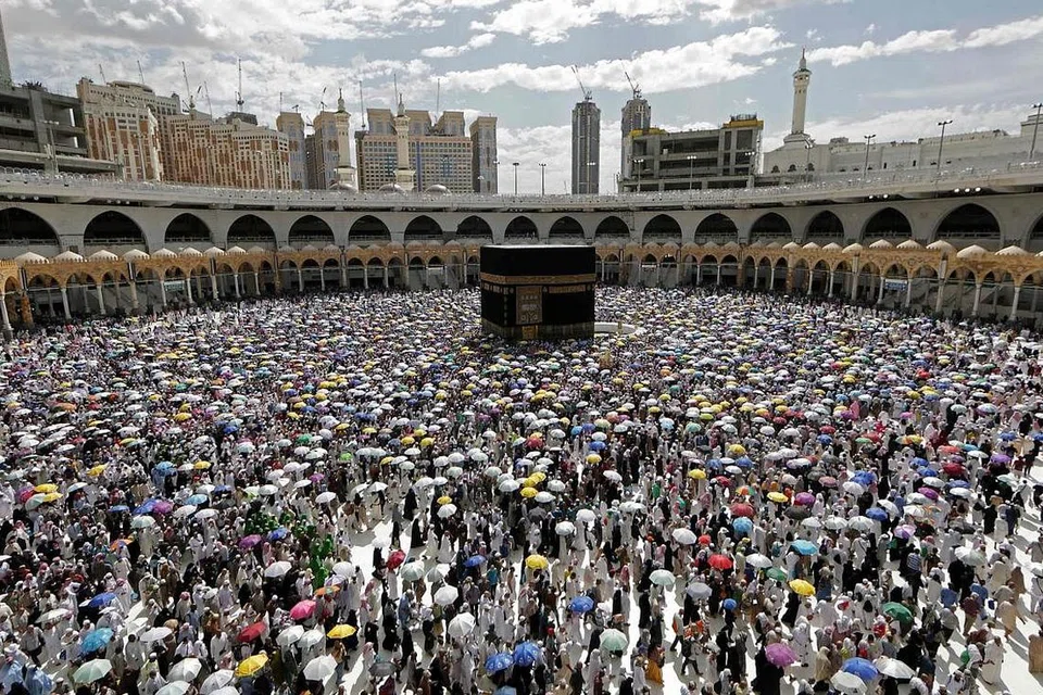 TAWAF TERAKHIR: Jemaah dari serata dunia melakukan tawaf dan mengelilingi Kabah buat kali terakhir selepas melengkapkan ibadah haji pada 13 Ogos lalu. Ramai boleh dilihat menggunakan payung untuk berteduh dari terik matahari. Kumpulan jemaah Singapura yang terakhir dijadual pulang Sabtu ini. - Foto AFP