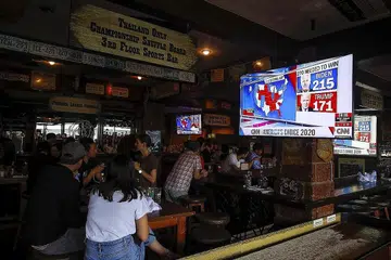TONTONAN: Penyokong Parti Demokrat menyaksikan liputan pilihan raya Amerika Syarikat di restoran di Bangkok, Thailand, semalam. - Foto EPA-EFE
