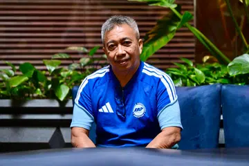 Pegawai Kanan Peralatan Pasukan Kebangsaan,  Omar Mohamed, tetap bersemangat menumpukan tenaga dan cintanya kepada bola sepak negara demi memastikan persediaan serta keselesaan para pemain Singa terjamin di luar padang.