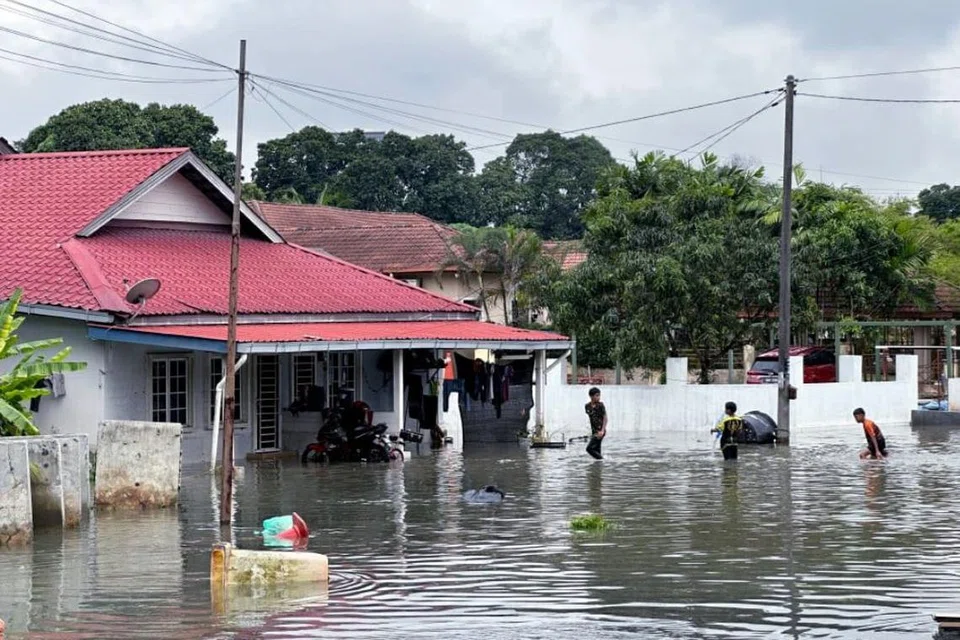 Keadaan banjir di Kampung Kuala Sungai Baru, dalam daerah Petaling di Selangor, yang sebelum ini turut terjejas dalam insiden letupan dan kebakaran saluran paip gas di Putra Heights, Subang Jaya, Selangor, pada  1 April lalu.   