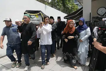 PERGINYA SEORANG LEGENDA: Jenazah Allahyarhamha Asmah Laili diusung masuk ke Masjid Ba'alwie oleh sahabat handai serta rakan sekerja dalam bidang penyiaran radio dan televisyen, sambil seorang kenalan kelihatan memimpin salah seorang anak Allahyarhamha, Cik Amizah Nahar Azmi (dua dari kanan). - Foto BM oleh NG SOR LUAN