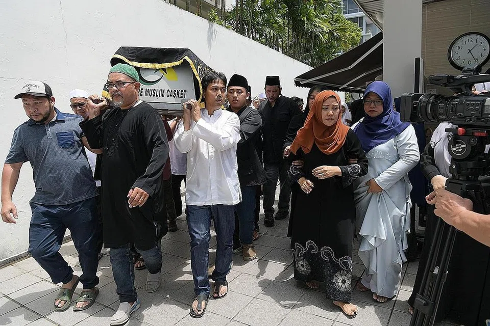 PERGINYA SEORANG LEGENDA: Jenazah Allahyarhamha Asmah Laili diusung masuk ke Masjid Ba'alwie oleh sahabat handai serta rakan sekerja dalam bidang penyiaran radio dan televisyen, sambil seorang kenalan kelihatan memimpin salah seorang anak Allahyarhamha, Cik Amizah Nahar Azmi (dua dari kanan). - Foto BM oleh NG SOR LUAN