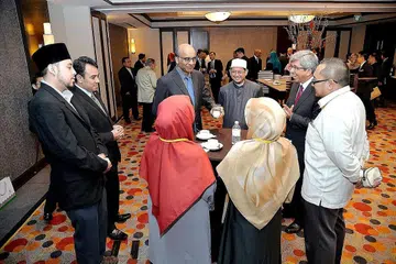 MENGIKTIRAF PERANAN FATWA: Timbalan Perdana Menteri, Encik Tharman Shanmugaratnam (berdiri di tengah menghadap kamera), Mufti Dr Mohamed Fatris Bakaram dan Dr Yaacob Ibrahim bersama beberapa hadirin di Persidangan Fatwa Dalam Masyarakat Kontemporari anjuran Majlis Ugama Islam Singapura (Muis). - Foto M.O. SALLEH