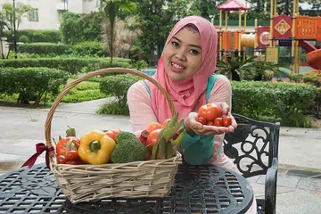 MAKANAN SIHAT: Ustazah Siti Khadijah menunjukkan sayur-sayuran yang menambah lagi kelazatan makanan ala Mediterranean yang disiapkannya. - Foto BH oleh SYAMIL SAPARI