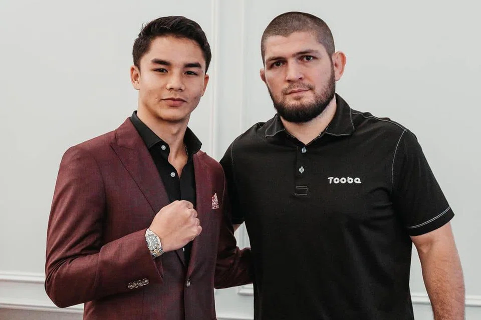 Khabib Nurmagomedov (kanan) membuka pintu kem latihan terkenalnya di Dagestan kepada atlet muay thai remaja Malaysia, Johan ‘Jojo’ Ghazali Zulfikar.
