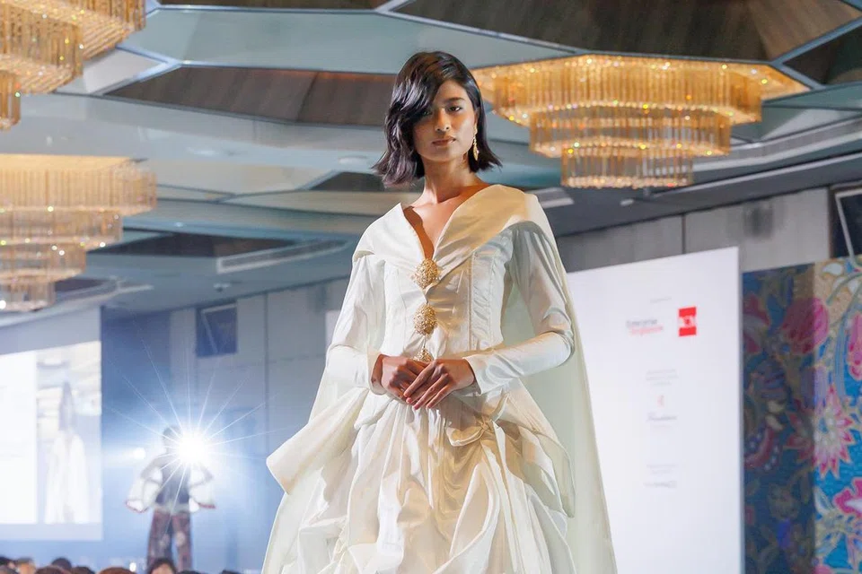 KREATIF: Kebaya yang diinspirasikan daripada kebaya cekak pinggang Saloma dengan sentuhan moden kreatif ciptaan Cik Khairina Sari.