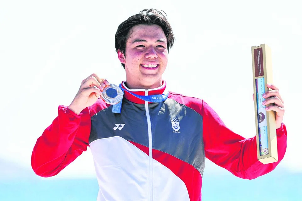 Atlet luncur lelayang, Maximilian Maeder, teruja selepas merangkul pingat gangsa di Sukan Olimpik Paris 2024. 