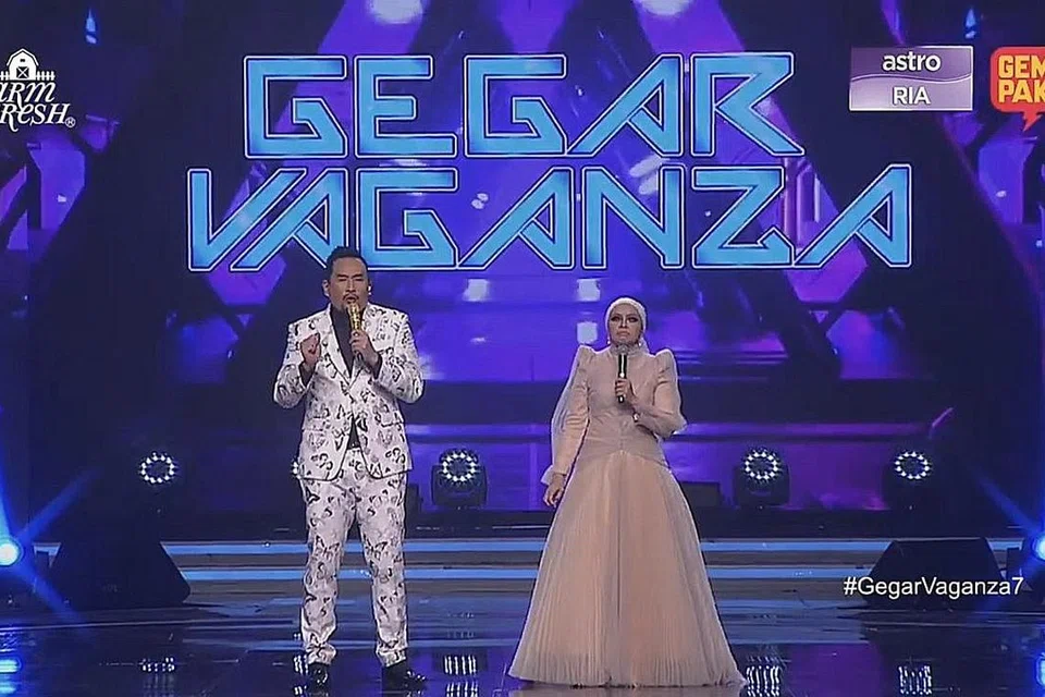 GANTI TEMPAT DI SAAT AKHIR: Datuk AC Mizal (kiri) mengambil-alih tugas mengacara Gegar Vaganza 7 (GV7) bersama Jihan Muse apabila Nabil tidak sihat dan tidak dapat meneruskan tugasnya kelmarin. - Foto ASTRO GEMPAK
