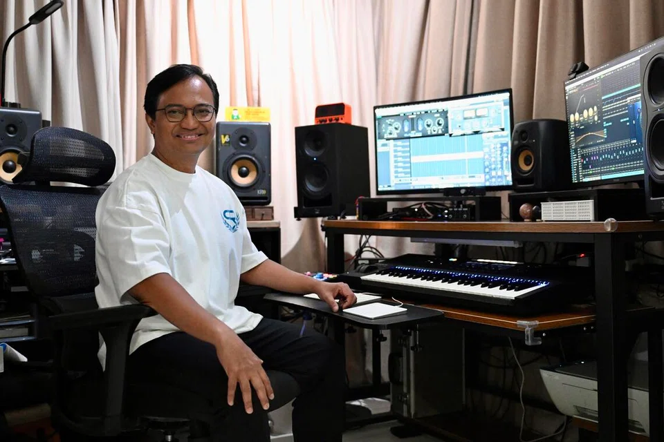 Encik Rashul, membantu isterinya dalam aspek susun atur dan penyuntingan, hinggalah penyediaan video, format audio dan pemasaran digital asas.