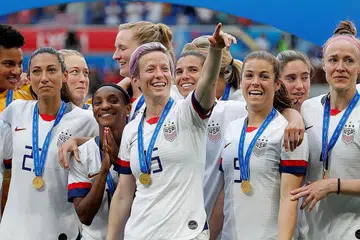 RAI KEMENANGAN: Pemain Amerika Syarikat meraikan kejayaan menjuarai Piala Dunia Wanita menumpaskan Belanda pada final di Lyon. - Foto REUTERS