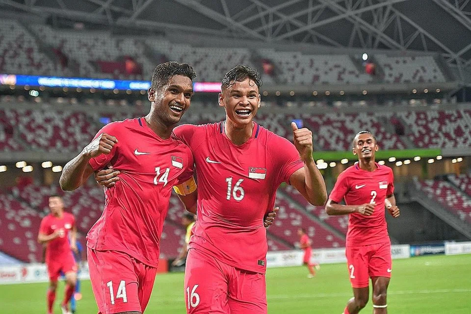 PANDANG KE HADAPAN: Biarpun menerima kritikan daripada ramai pihak atas keputusannya menolak tawaran kelab Eropah, Irfan Fandi (dua dari kiri) mahu terus memberi tumpuan kepada membantu pasukan Singapura dalam kejohanan Piala AFF Suzuki yang kini menjadi matlamat utamanya. - Foto BH oleh DESMOND WEE