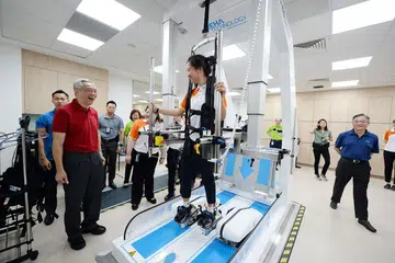 PELBAGAI KEMUDAHAN: Perdana Menteri Lee Hsien Loong (kiri) sedang melihat beberapa kemudahan yang terdapat di kampus bersepadu Sengkang yang meliputi Hospital Besar Sengkang dan Hospital Masyarakat Sengkang. Bersamanya semasa pelancaran itu ialah Menteri Kesihatan, Encik Gan Kim Yong (kanan). - Foto CMG