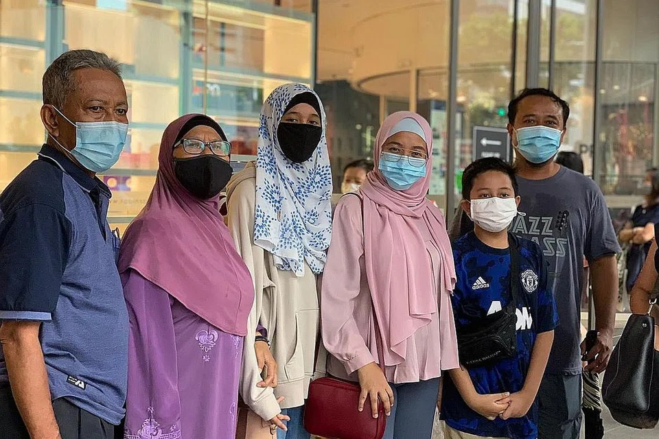 BELI-BELAH DI ROBINSONS BUAT KALI TERAKHIR: Cik Hairina Ismail (tiga dari kanan) bersama keluarga dan mentuanya, termasuk ibu mentua, Cik Sanipah Jalil (dua dari kiri) beratur untuk masuk ke cawangan Robinsons di The Heeren semalam. - Foto BM oleh NUR FATHIN AWALLUDIN