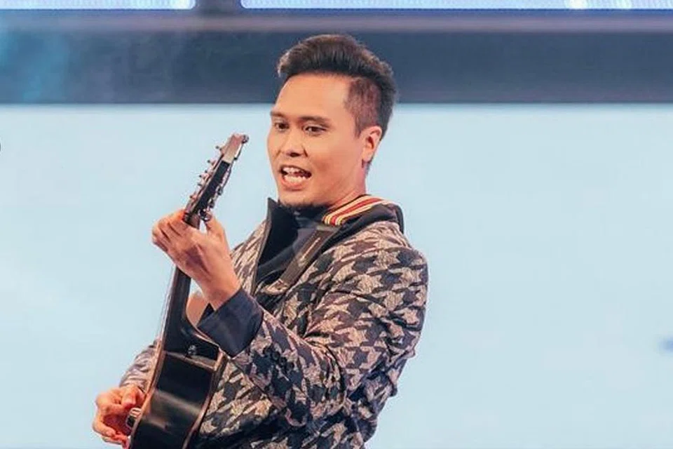 SIBUK BERSENI SAMBIL NANTI RAYA: Fir Rahman komited menjalani latihan Bangsawan Gemala Malam sepanjang Ramadan ini tetapi teruja menyambut Hari Raya di rumah baru dengan keinginan menghiasi koridor dengan lampu lap lip. - Foto MEDIACORP SURIA