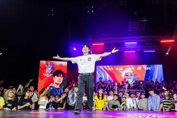 Aaron Tan menjuarai pertandingan tarian Final Serantau ‘Red Bull Dance Your Style’ di Singapura pada 25 April, sekali gus menewaskan lebih 200 peserta dari seluruh Asia Tenggara.