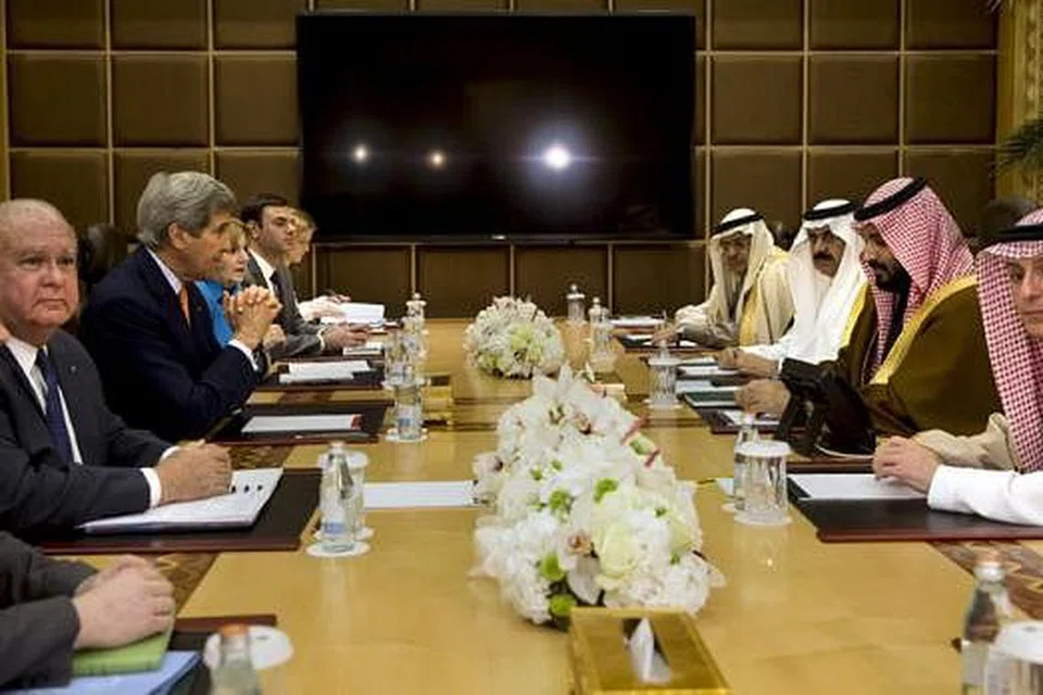 PERTEMUAN DUA SEKUTU: Setiausaha Negara Amerika John Kerry (tiga dari kiri) bersama Duta Amerika ke Arab Saudi, Encik Joseph Westphal (dua dari kiri) mengadakan perbincangan dengan Timbalan Putera Mahkota, Mohammed bin Salman (dua dari kanan) dan Menteri Luar Saudi, Encik Adel al-Jubeir (kanan) di Riyadh kelmarin. - Foto REUTERS