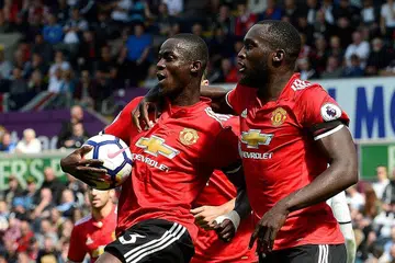 WIRA-WIRA PASUKAN: Pemain Manchester United, Eric Bailly (depan), meraikan golnya dengan Romelu Lukaku yang turut menemui sasaran semasa kemenangan ke atas Swansea kelmarin. - Foto REUTERS