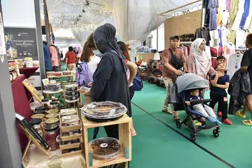 RAMAI PENGUNJUNG: Walaupun cuaca hujan pada Sabtu, masih ramai pengunjung yang datang bertali arus ke bazar di Geylang Serai. - Foto BM oleh M.O. SALLEH