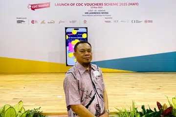 Pemilik Pak Din Ayam Bakar, di Pasar Geylang Serai, Encik Osman Sudin, berkata beliau melihat peningkatan pada perniagaannya sebanyak 40 peratus ketika baucar Majlis Pembangunan Masyarakat (CDC) dilaksanakan. 