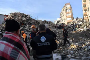 Usaha mencari dan menyelamat di runtuhan lima bangunan yang telah roboh sedang dilaksanakan sepanjang masa. - FOTO: AFP