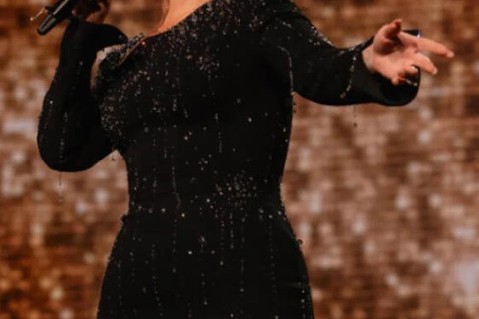 ADELE: Mencipta dan menyanyikan lagu Skyfall.