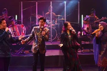 Dalam persembahan penutup, (dari kiri) Muhammad Hidayat Zainal, Firdaus Jumaat, Hanie Bella dan Eriynee Mohd Rizal mendendangkan lagu, ‘Joget Bertingkah’, dendangan asli oleh Nobat Kota Singa.