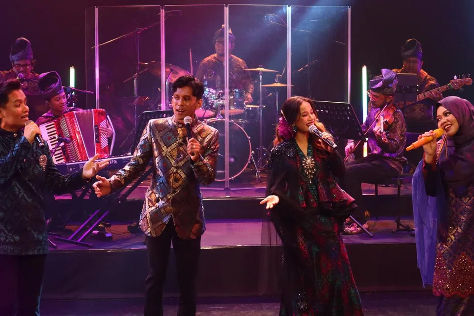 Dalam persembahan penutup, (dari kiri) Muhammad Hidayat Zainal, Firdaus Jumaat, Hanie Bella dan Eriynee Mohd Rizal mendendangkan lagu, ‘Joget Bertingkah’, dendangan asli oleh Nobat Kota Singa.