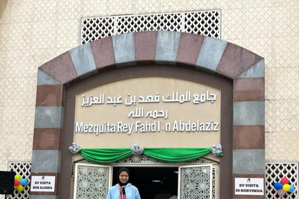 KETENANGAN DI MASJID: Cik Siti Aminah Sahari (penulis) menghabiskan masa di masjid Amerika Selatan terbesar, Mezquita Rey Fahd pada hari pertama Hari Raya Aidilfitri sekitar April lalu.