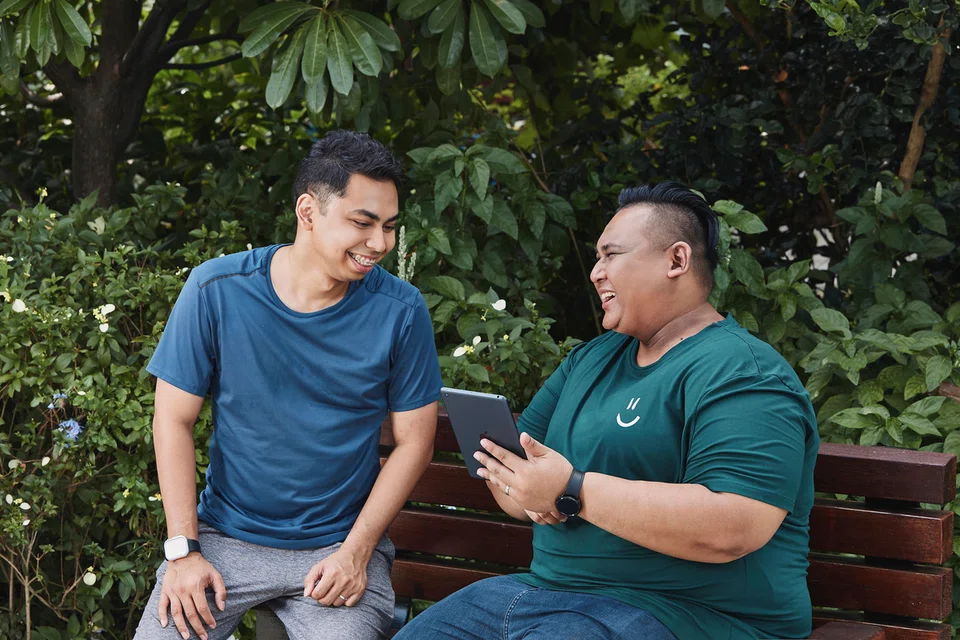 Encik Muhd Iylia Mohd Shukor (kiri) dan Encik Firdaus Kordi berganding bahu menganjurkan pelbagai acara masyarakat, dengan Encik Firdaus mengurus logistik dan menyiapkan kertas kerja dengan teliti.