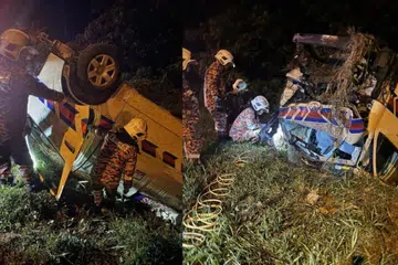 Bomba menyelamatkan mangsa kemalangan membabitkan ambulans yang terbabas dalam parit di Jalan Tol Kamunting, Taiping, Perak.
