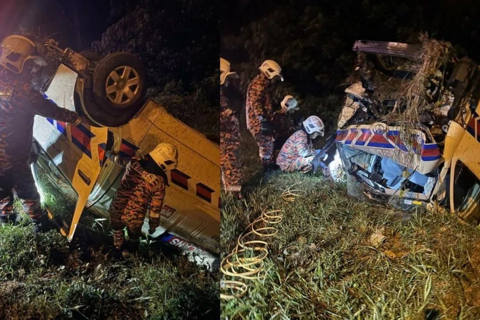 Bomba menyelamatkan mangsa kemalangan membabitkan ambulans yang terbabas dalam parit di Jalan Tol Kamunting, Taiping, Perak.