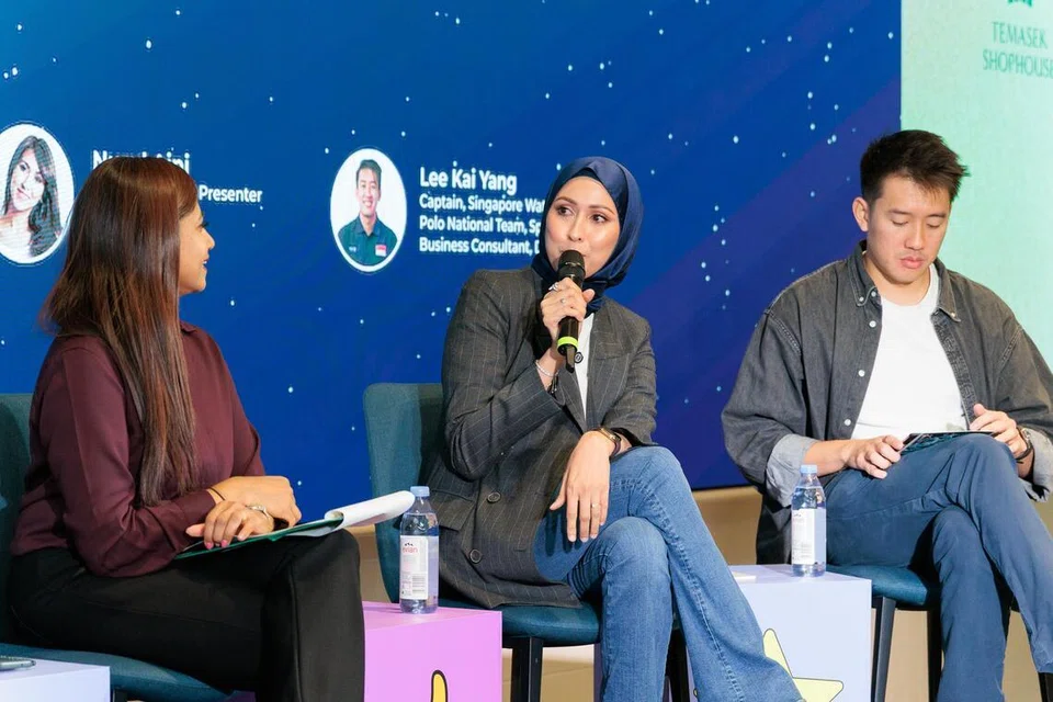 Pencipta Kandungan, pelakon dan ibu, Nurul Aini Abdul Rahim (tengah), berkongsi pengalaman semasa sesi perbincangan “Membuka Ruang Dialog: Bagaimana sekolah, masyarakat mampu perkasa belia kemudi dunia siber” semasa majlis pelancaran pameran “Digital Dialogue IRL” oleh Meta dengan kerjasama EYEYAH! pada 25 Jun.