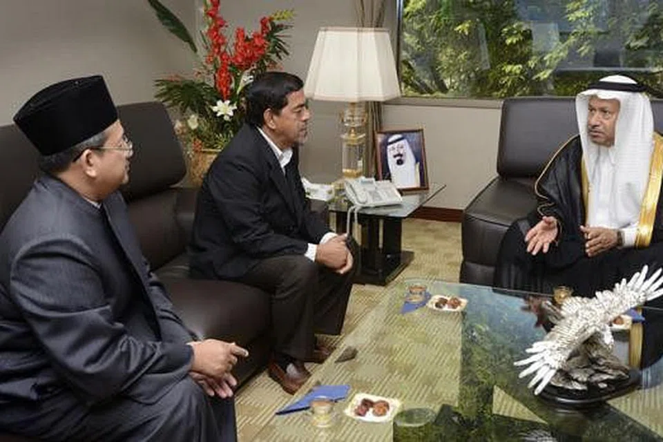 KUNJUNGAN HORMAT: (Dari kiri) Mufti Singapura, Dr Mohamed Fatris Bakaram, dan Ketua Eksekutif Majlis Ugama Islam Singapura (Muis), Haji Abdul Razak Maricar, disambut oleh Duta di Arab Saudi, Encik Mansour AM Almazmoumi. Mufti dan Haji Abdul Razak turut menulis ucapan takziah di buku takziah bagi Allahyarham Raja Abdullah Abdul Al Aziz Al Saud. - Foto MUIS