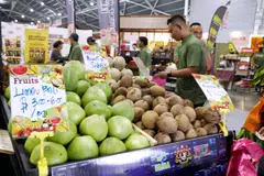 Pelbagai makanan dan buah-buahan menarik dan eksotik disediakan untuk pengunjung yang datang ke acara Malaysia Fest 2024, berlangsung dari 25 hingga hari ini, di Singapore Expo.