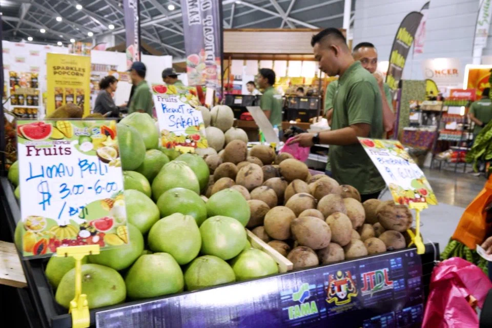 Pelbagai makanan dan buah-buahan menarik dan eksotik disediakan untuk pengunjung yang datang ke acara Malaysia Fest 2024, berlangsung dari 25 hingga hari ini, di Singapore Expo.