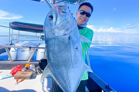 Encik Gerald Teo menunjukkan ikan gerepoh atau giant trevally (GT) seberat sembilan kilogram, yang beliau pancing di perairan Semporna.