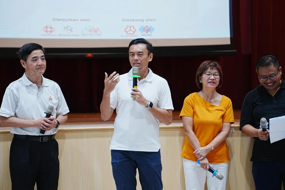 (Dari kiri) Penasihat kepada GRO GRC Jalan Besar, Menteri Negara Kanan (Pertahanan), Encik Heng Chee How; Anggota Parlimen (AP) GRC Jalan Besar, Dr Wan Rizal Wan Zakariah; dan Mayor Majlis Pembangunan Masyarakat (CDC) Central, Cik Denise Phua, semasa acara ‘Cinta Minda’  di Kelab Masyarakat Kolam Ayer pada 3 November. 