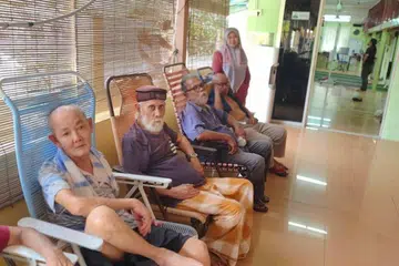 PENJAGAAN RAPI: Kewujudan pusat kebajikan atau penjagaan warga emas dapat membantu mengurangkan masalah golongan itu daripada hidup melarat atau terbiar.