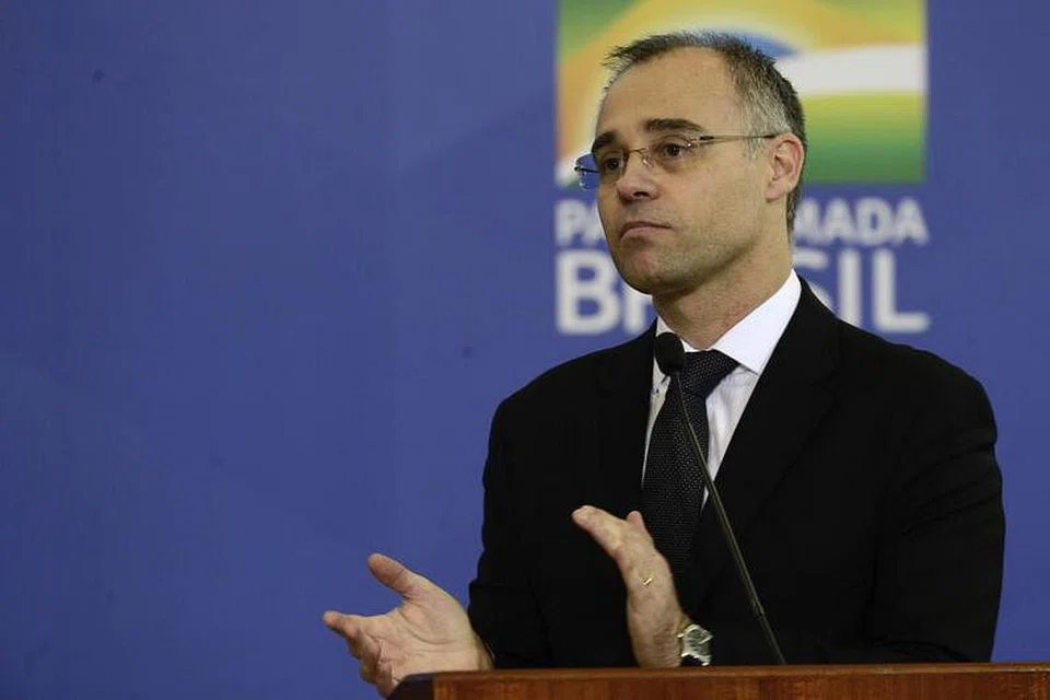 TIMBULKAN KEMARAHAN RAKYAT: Ungkapan "Jadi apa?" oleh presiden Brazil Jair Bolsonaro telah mengakibatkan rakyat marah terhadapnya. Sejauh ini Brazil menghadapi lebih 91,000 kes yang disahkan secara rasmi tetapi saintis memberi amaran bahawa jumlah sebenar boleh menjangkau 15 hingga 20 kali lebih tinggi.