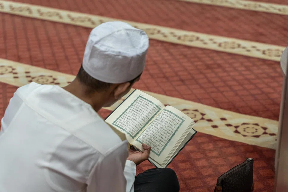 Jika ingin mengkhatam Al-Quran semasa Ramadan, ada baiknya juga jika kita pastikan setiap bacaan dihayati. 