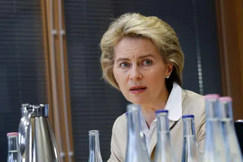 Menteri Pertahanan Jerman, Cik Ursula von der Leyen, bercakap dengan wartawan di pejabatnya di Berlin pada 14 Mac 2017. 