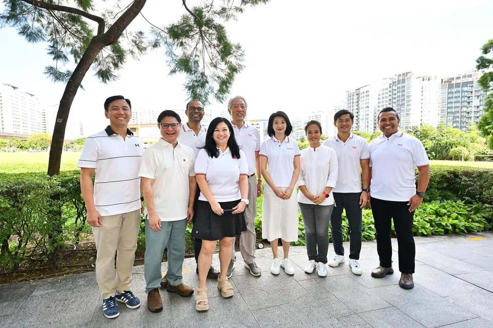 Kehadiran mantan Ketua Turus, Staf bersama Angkatan Bersenjata Singapura (SAF), Encik Goh Pei Ming (paling kiri), dan mantan pengarah di Kementerian Pengangkutan (MOT), Encik Foo Cexiang (dua dari kiri) di GRC Punggol, pada 6 April menguatkan jangkaan mereka akan bertanding di Pilihan Raya Umum (GE) 2025. Mereka dilihat bersama (bermula tiga dari kiri) Menteri Negara Kanan (Kesihatan merangkap Penerangan dan Pembangunan Digital), Dr Janil Puthucheary; Anggota Parlimen, Cik Yeo Wan Ling; Menteri Kanan, Encik Teo Chee Hean; Menteri Negara (Pembangunan Sosial dan Keluarga merangkap Ehwal Dalam Negeri), Cik Sun Xueling; wajah baru PAP Cik Valerie Lee; Menteri Negara Kanan (Pejabat Perdana Menteri), Encik Desmond Tan dan AP Encik Sharael Taha di acara yang dianjurkan oleh Bank DBS di Oasis Terraces pada 6 April.