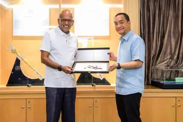 Menteri Besar Johor, Datuk Onn Hafiz Ghazi (kanan), menyampaikan cenderamata kepada  Menteri Penyelaras Keselamatan Negara merangkap Menteri Ehwal Dalam Negeri Singapura, Encik K. Shanmugam.