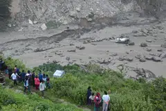  Gambar edaran yang disediakan oleh Tentera Nepal menunjukkan orang ramai berkumpul di kawasan terjejas banjir di Rasuwagadhi, Nepal. Menurut Pejabat Polis Daerah Rasuwa, arus deras telah menghanyutkan Jambatan Miteri, iaitu jambatan utama yang menghubungkan Nepal dan China, sekali gus menghentikan pergerakan manusia dan kenderaan merentasi sempadan. Sekurang-kurangnya 18 individu dilaporkan hilang akibat kejadian ini.